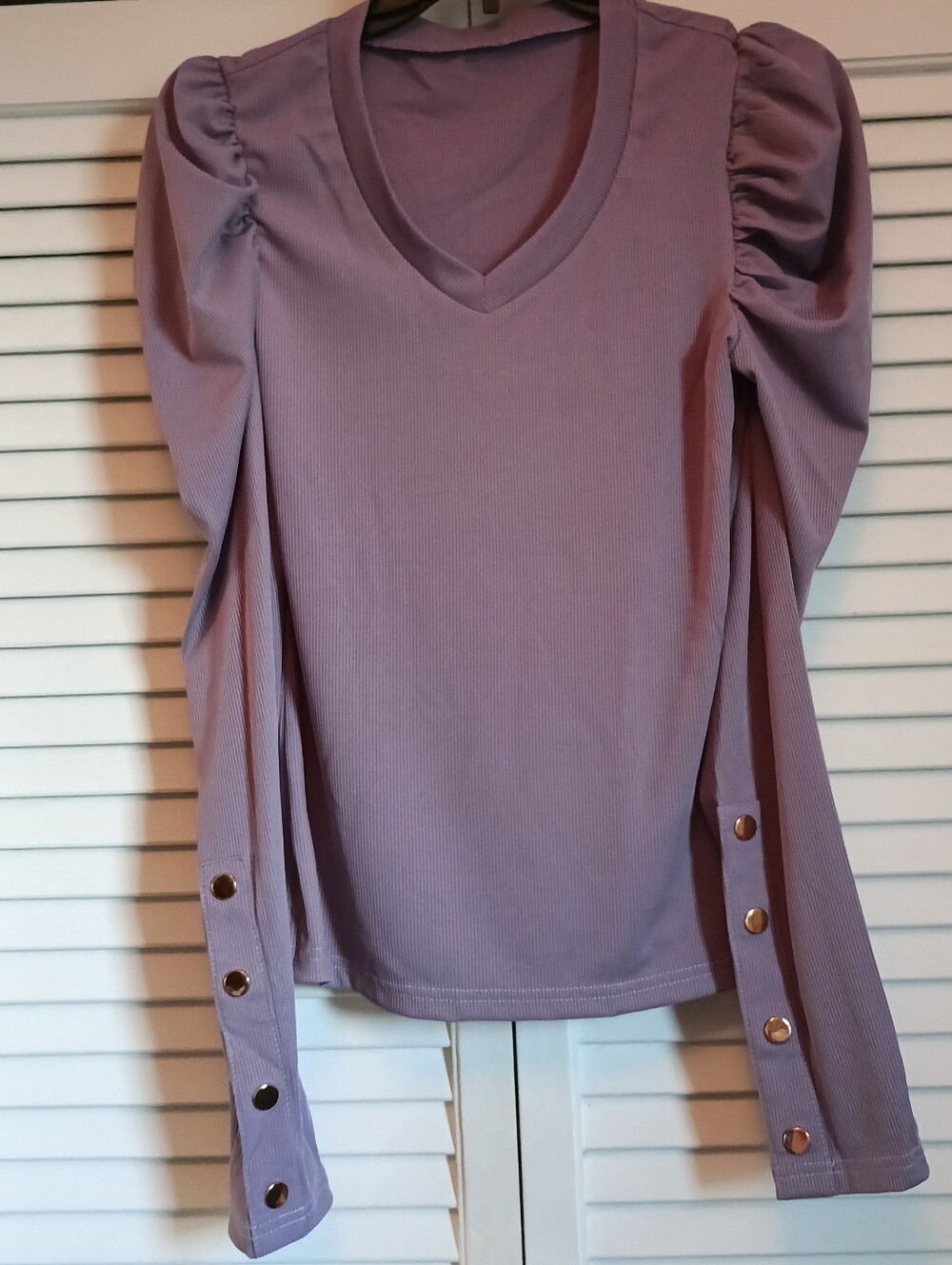 NWOT Shein Lavender Ribbed V-Neck Puff Sleeve Top With Gold Button Sleeves (M)